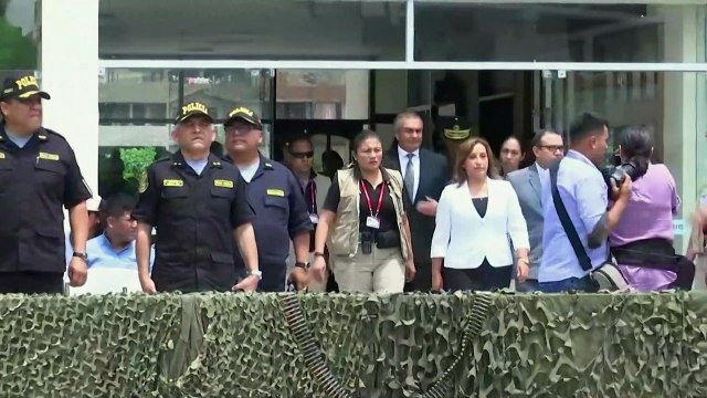 Presidenta de Perú rinde homenaje a policías asesinados en valle cocalero