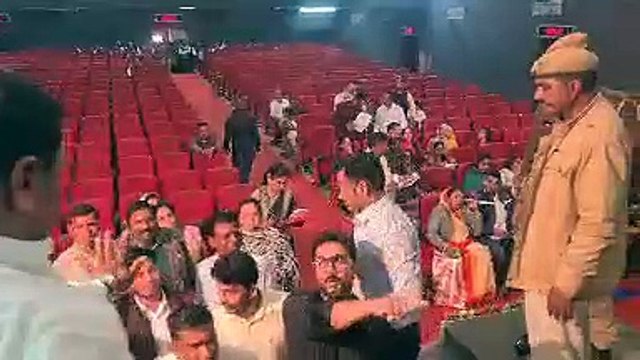 जमीन आवंटन के प्रस्ताव पर हंगामा और धक्का-मुक्की