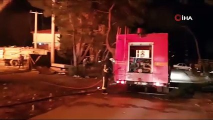 Antalya'da iki iş yerindeki yangın geceyi aydınlattı