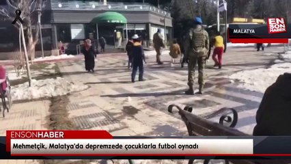 Mehmetçik, Malatya'da depremzede çocuklarla futbol oynadı