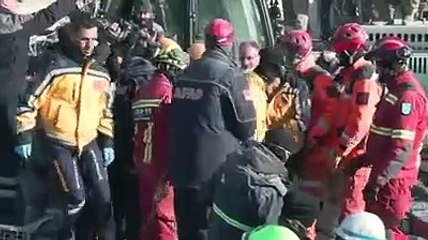 198. saatte 2 kişi daha enkazdan sağ çıkartıldı