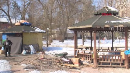 DEPREMDE DIŞARIDA KALAN 11 KİŞİLİK AİLE ÇARDAĞI EVE DÖNÜŞTÜRDÜ