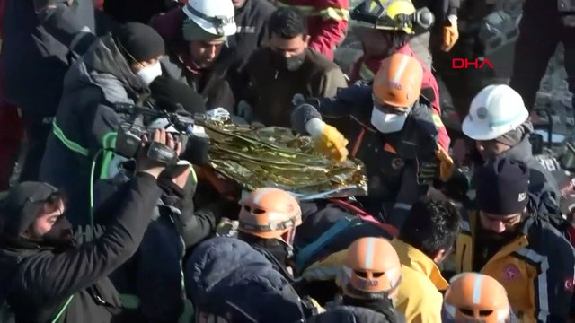 Depremde 198. saat mucizesi! Enkazdan sağ çıkarıldılar