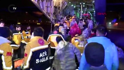 Deprem bölgesinden 49 yaralı uçakla İstanbul'a getirildi