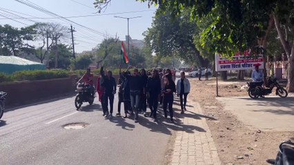 पुलवामा हमले की याद में छात्राओं  ने निकाली रैली , देखे विडियो