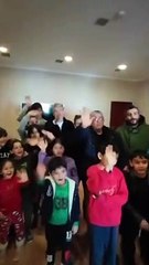 Depremzede çocuklarla konuşan Volkan Demirel gözyaşlarına boğuldu: Ben buradayım merak etmesinler