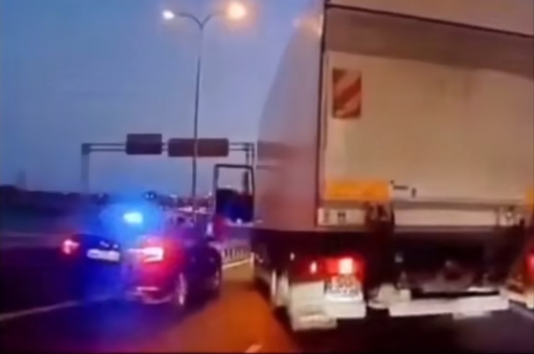 VÍDEO: un CAMIONERO bloquea a un COCHE en plena autovía y ¡¡resulta ser una patrulla de la POLICÍA!!