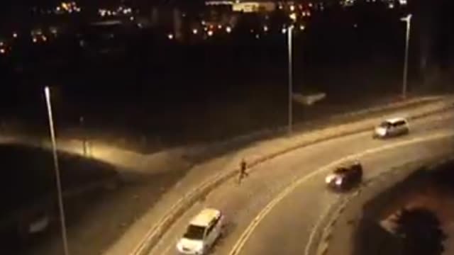 Una cámara muestra la peligrosa huída de la policía de un presunto agresor sexual en Pamplona