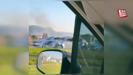 Ağır hasarlı aracı ile bölgeyi terk eden depremzede