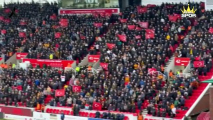 Hull City taraftarı saygı duruşunda Türk bayrağı açtı