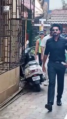 White Dress में खूबसूरत दिखे Shahid Kapoor