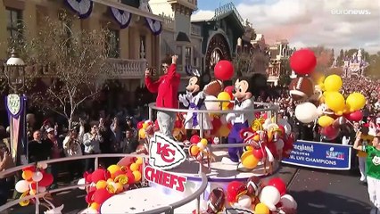 فيديو: بطل "سوبر بول" يحتفل باللقب بموكب في "ديزني لاند"