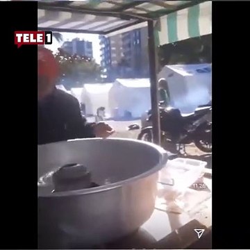 Çadır kentte çocuklara pamuk şeker yapıp dağıtan gönüllü: Herkes bir şey yapıyordu