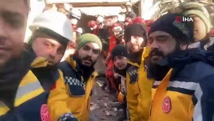 Gözleri yaşartan görüntüler... 198.saatte enkazdan Türkiye'ye el salladı