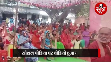 विकास यात्रा में दिखा बीजेपी विधायक का अनोखा अंदाज, सांप लपेटकर बजाने लगे बीन