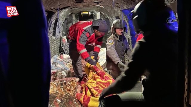 Depremden sağ kurtulan pilot çift, tahliye çalışmalarında görev alıyor