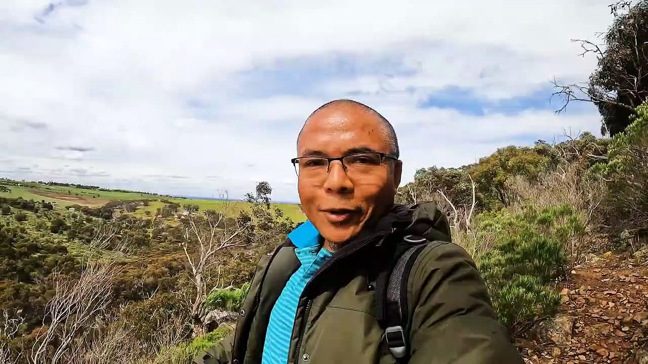 WALKING AT WERRIBEE GORGE STATE PARK AUSTRALIA