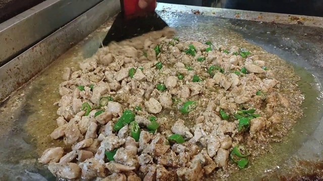 EXTREME CREAMY TAWA FRY CHICKEN | BEEF TAWA QEEMA | KARACHI STREET FOOD | PAKISTANI STREET FOOD