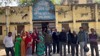 नारे लगाते हुए