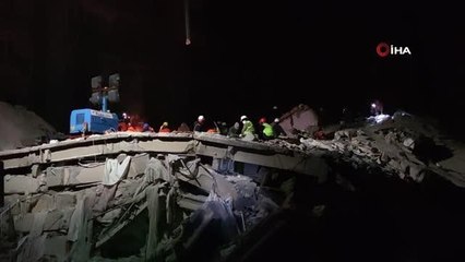 Hatay'da sessizlik hakim... Binalardan çıkarılan yaralıların isimleri bina önlerine bırakılıyor