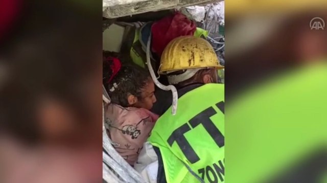 Depremden 201 saat sonra 26 yaşındaki öğretmen Emine Akgül sağ çıkarıldı