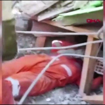 Muhammed Cafer'in 198 saat sonra enkazdan çıkarılma anı