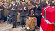 Depremde polis eşini ve 3 çocuğunu kaybeden kadının en zor görevi! Cenazeye tekerlekli sandalye ile katılabildi