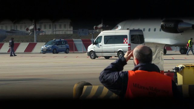 Malpensa, attivisti per il clima protestano contro i jet privati: l'intervento della polizia