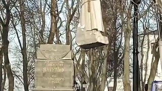 В Киеве демонтировали памятник советскому генералу  Ватутину | У Київі демонтували пам'ятник Ватутін