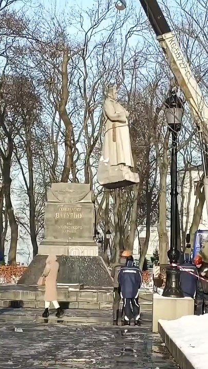 В Киеве демонтировали памятник советскому генералу  Ватутину | У Київі демонтували пам'ятник Ватутін