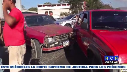 Daños materiales, al colisionar cuatro carros a inmediaciones del instituto "Central"