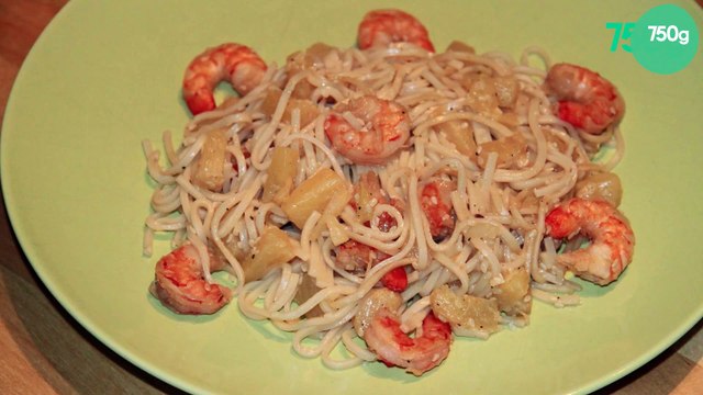 Crevettes aux ananas sur nid de nouille de riz entouré de feuille d'algues (Nori)