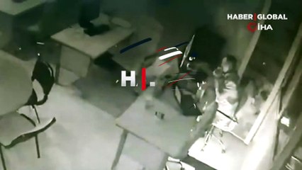 Muhabirin depreme yakalanma anı kamerada