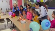 Depremzede küçük kıza polislerden doğum günü sürprizi