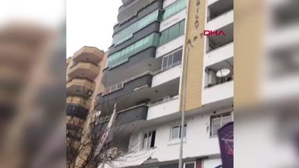 ADANA'DA İKİNCİ DEPREMDE YARISI YIKILAN APARTMANIN AĞIR HASARLI HALİ BÖYLE GÖRÜNTÜLENMİŞ