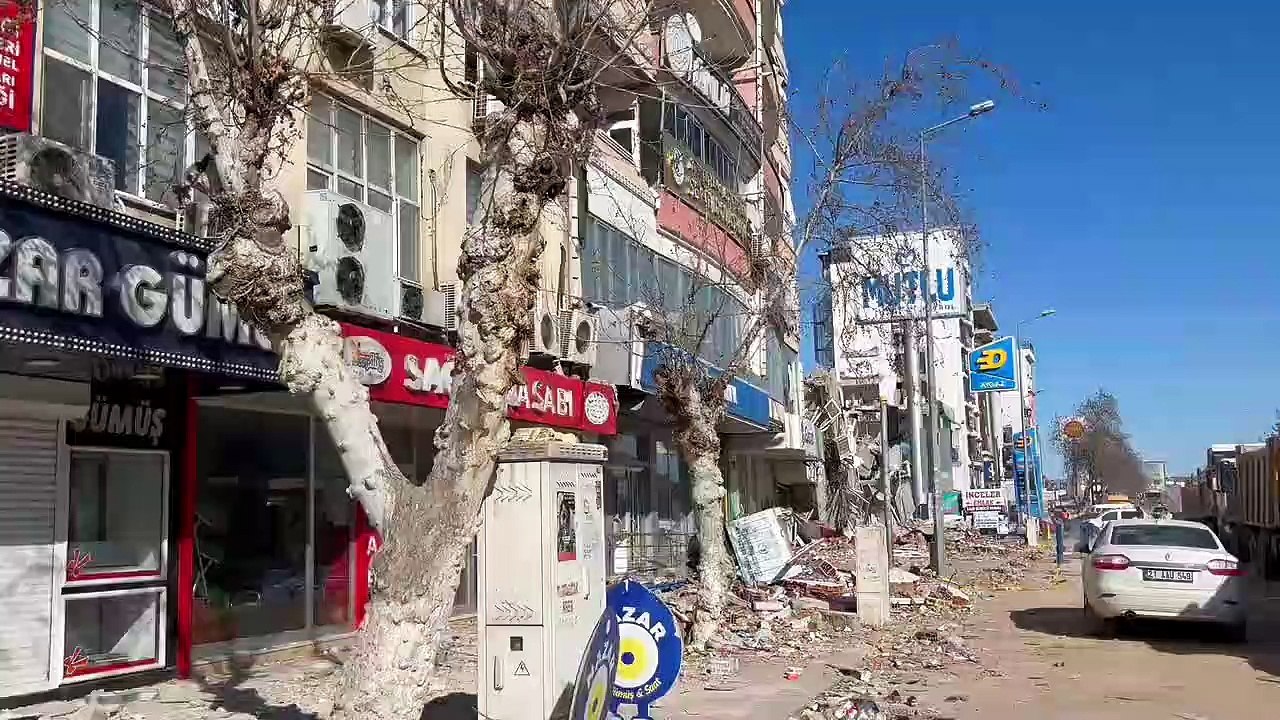 Mahsun Kırmızıgül: Acılı insanlar hangi şartlarda nasıl  yaşıyorlarsa, onlarla aynı şartlarda yaşamaya çalışıyoruz
