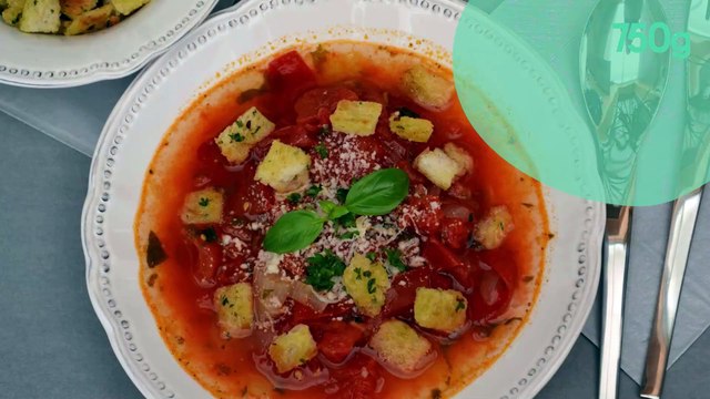 Bouillon de tomates et petits croûtons à l'ail et au persil