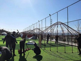 Kırgızistan'ın gönderdiği kıl çadırlar Kahramanmaraş'ta kuruluyor