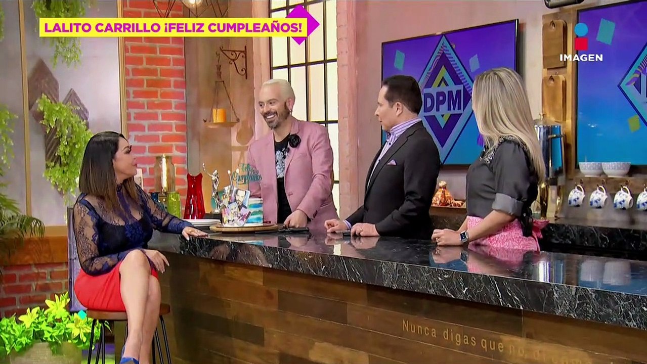 Lalo Carrillo parte su pastel de cumpleaños