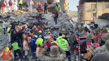 عناصر الإغاثة في تركيا ينقذون شخصا جديدا بعد 8 أيام على الزلزال المدمر