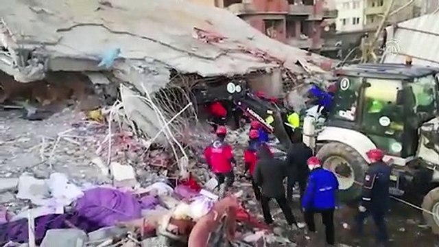 Eşini ve çocuğunu depremde kurtarmak için kendisini siper etmiş