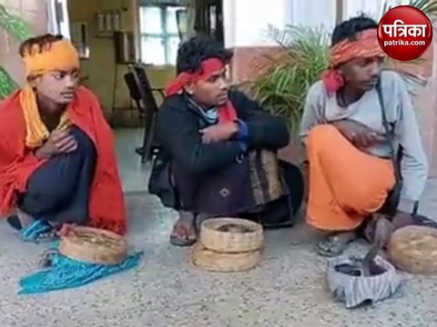 वीडियो: सपेरे ट्रेन में सांप से डराकर वसूल रहे थे पैसा, RPF ने किया गिरफ्तार