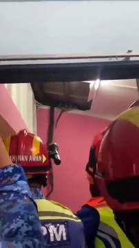 Ce qu'ils découvrent dans le faux plafond fait froid dans le dos... énormes serpents