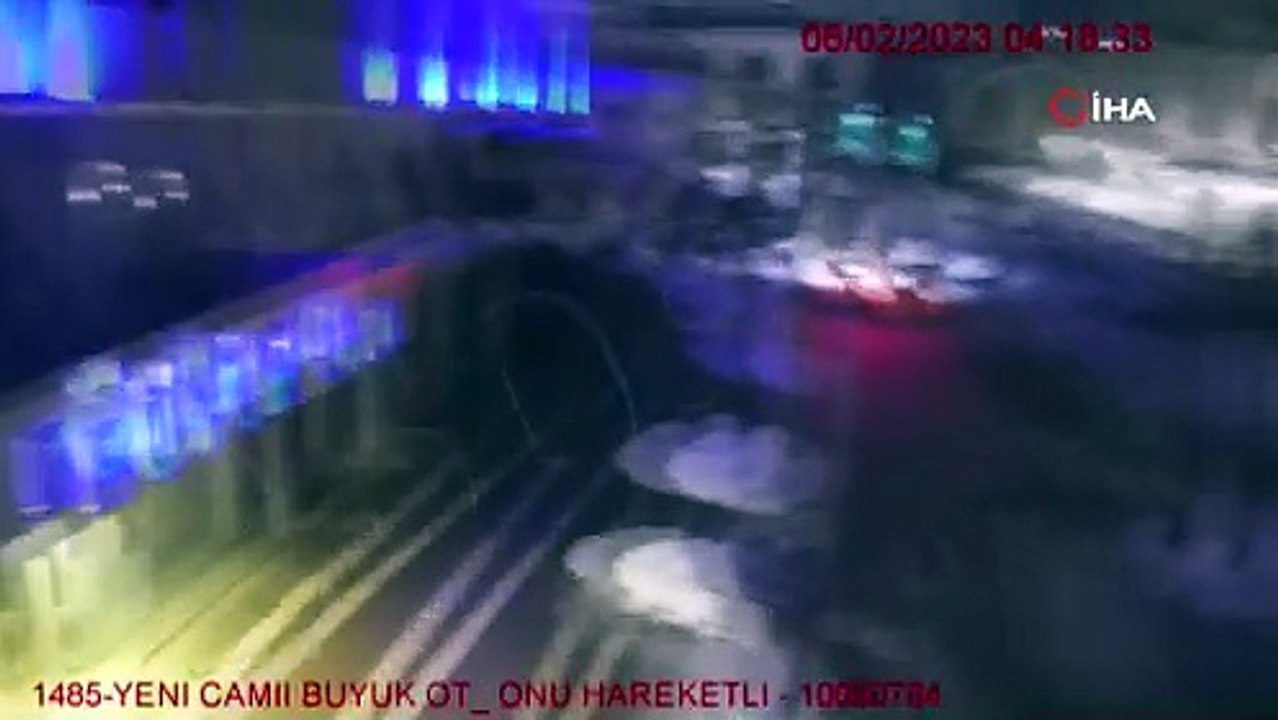 Binalar tek tek böyle yıkıldı! Deprem anına ait...