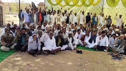 जिला कलक्टर के आश्वासन पर किसानों ने समाप्त किया धरना