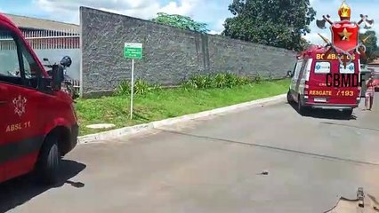 Van escolar com oito crianças tomba no Paranoá após colisão com carro