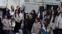 Yunanistan'da çocuk korosu depremzedeler için şarkı söyledi: 