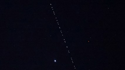 밤하늘에 빛나는 '위성 열차'...스페이스X 통신위성 육안 포착 / YTN