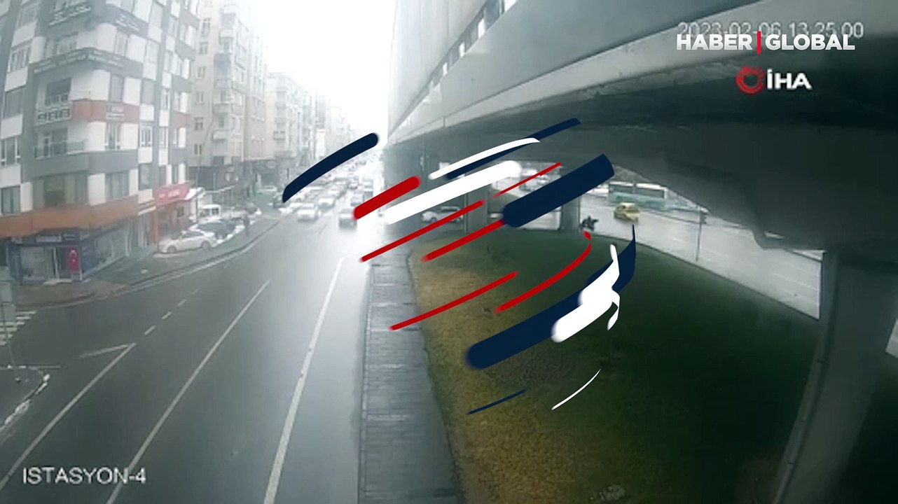 Kayseri'de deprem anı: Köprü beşik gibi sallandı