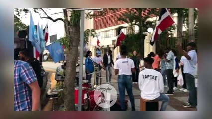 Download Video: ACTIVISTAS LGBTIQ+ Y DE LAS TRES CÁUSALES PROTESTAN FRENTE AL CONGRESO POR CÓDIGO PENAL